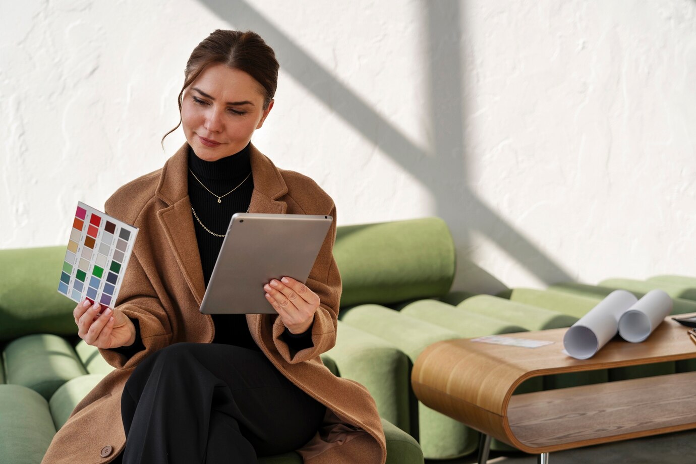 mujer tiro medio que trabaja proyecto diseno interiores 23 2150346489